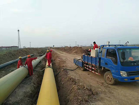 聚氨酯補(bǔ)口機(jī) 管道保溫Q2600系列壓力11Mpa 保溫功率11KW(圖1) 聚氨酯補(bǔ)口機(jī)Q2600系列施工現(xiàn)場