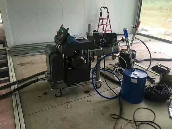 輕鋼房屋保溫聚氨酯發(fā)泡噴涂機(圖1) H5600輕鋼房屋保溫聚氨酯發(fā)泡噴涂機